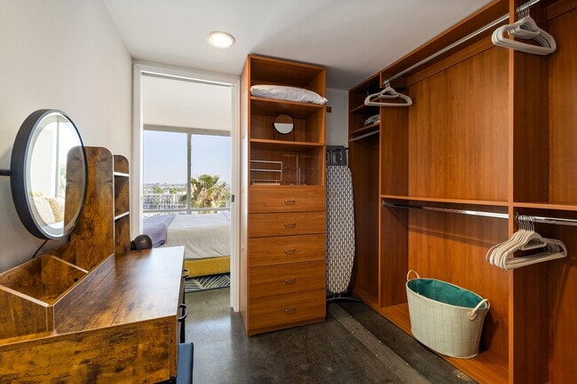 Building Photo - 4267 Marina City Dr