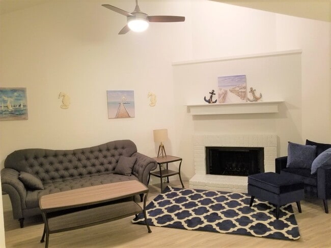 Building Photo - 6646 E Lovers Ln