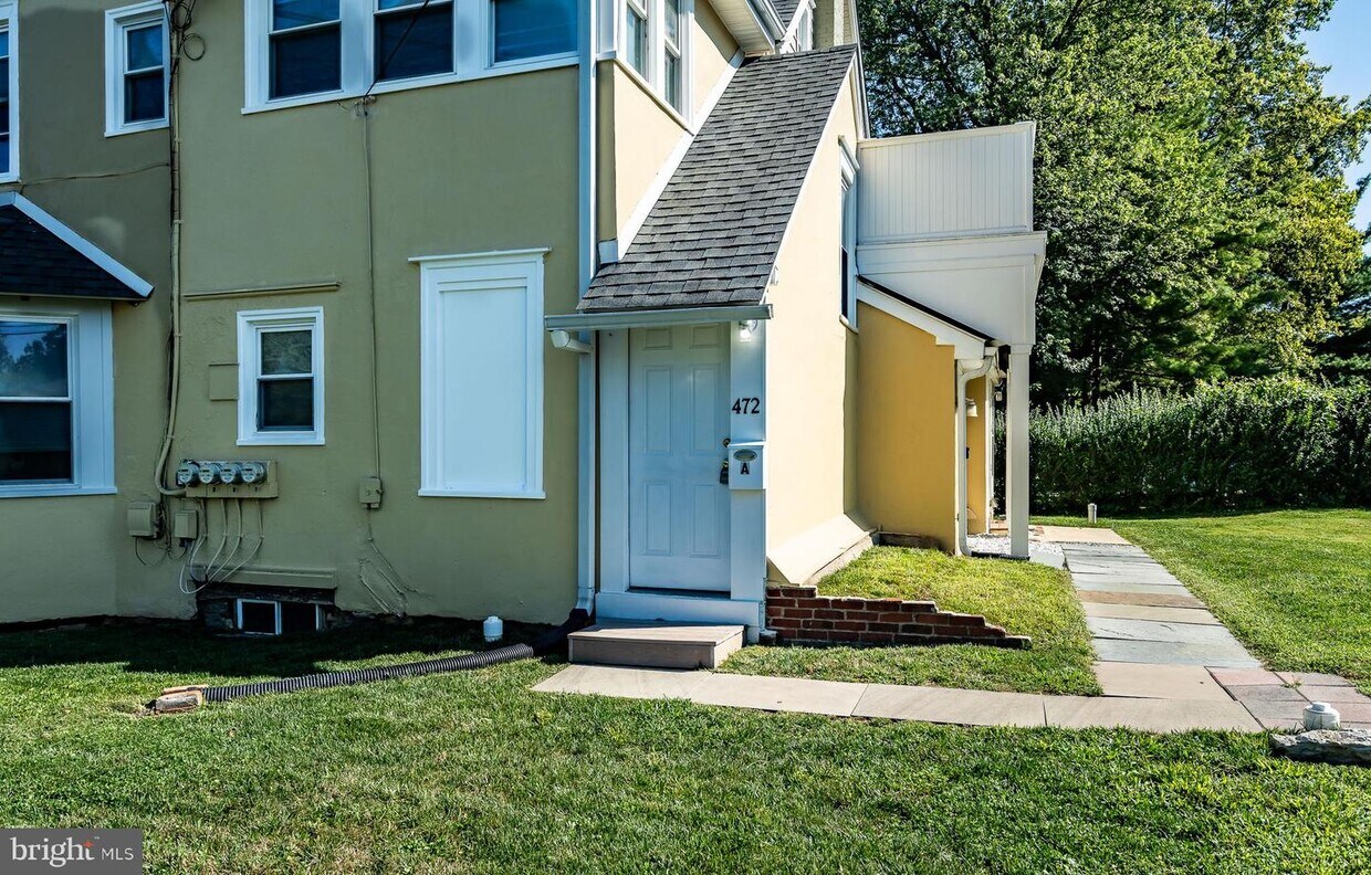 Primary Photo - 472 W King St