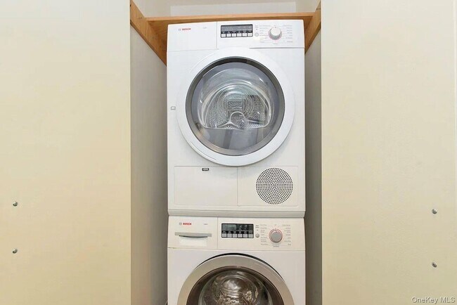 Foto del edificio - 39-16 Prince St