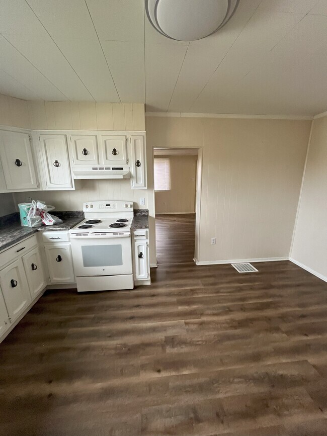 Building Photo - 115 June St