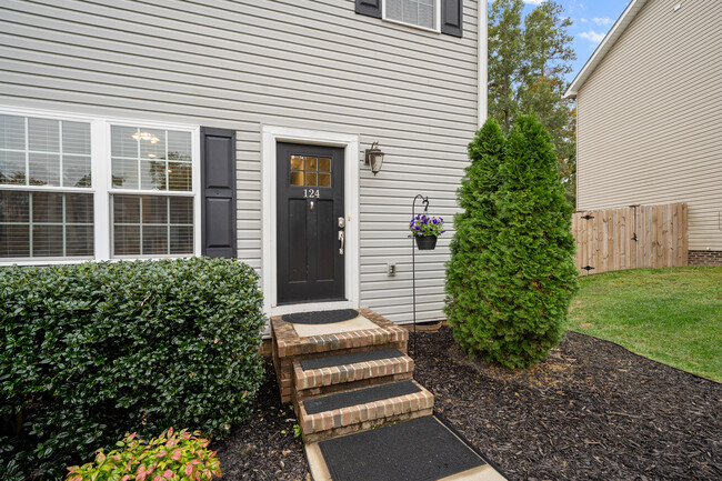 Building Photo - 124 Village Ct