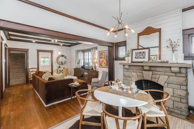 Foto del edificio - Fantastic West Plaza Bungalow