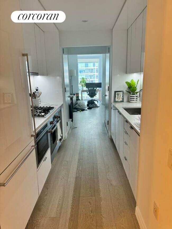 Building Photo - 675 W 59th St