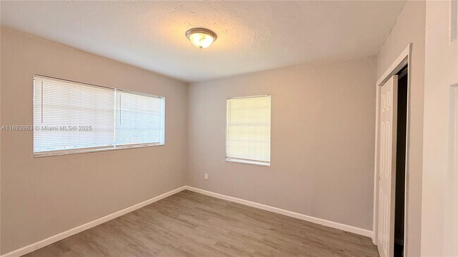 Foto del edificio - 337 NE 57th St