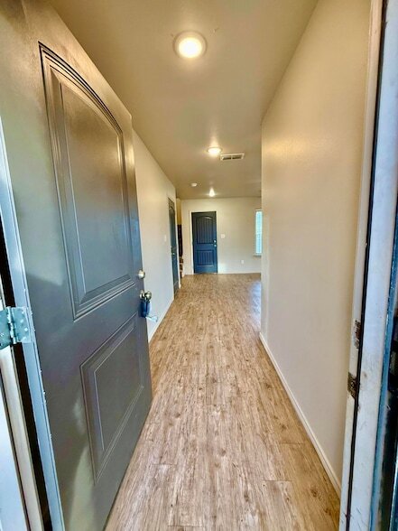 Building Photo - 909 Manchester Ct