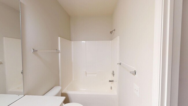 Building Photo - Recently updated condo in the heart of Bal...