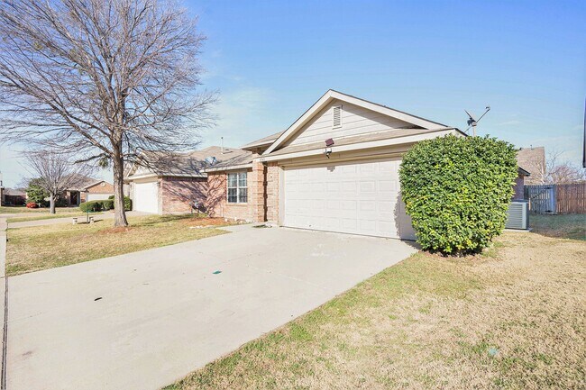 Building Photo - Beautifully crafted 3-2-2 home in the nort...