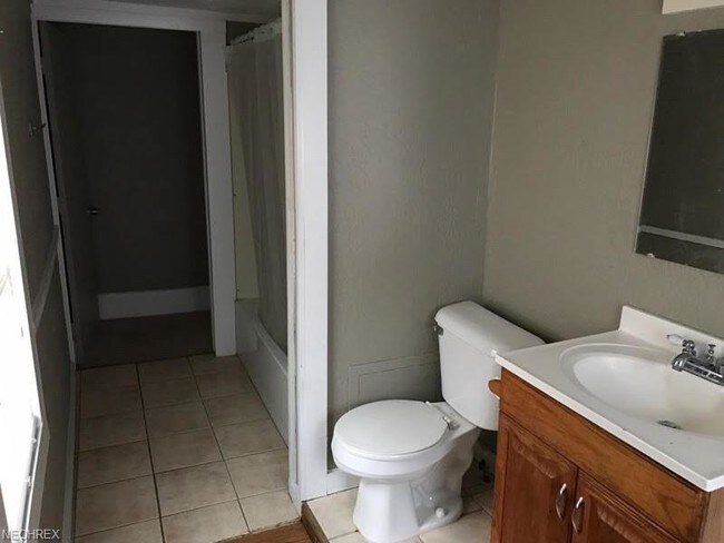 Building Photo - 627 19th St NW