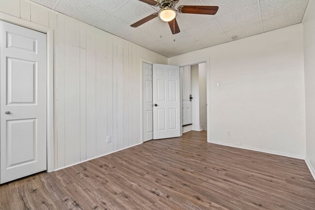 Building Photo - 4 bed 1 bath - all updated, central air, l...