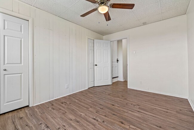 Foto del edificio - 4 bed 1 bath - all updated, central air, l...