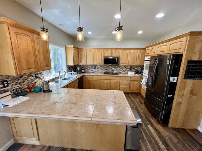 Building Photo - **UNFURNISHED** Spacious 4-Bedroom Home in...