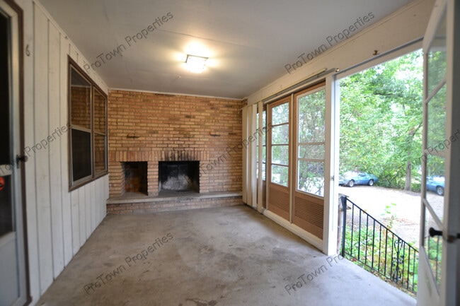 Building Photo - 10 Riverview St