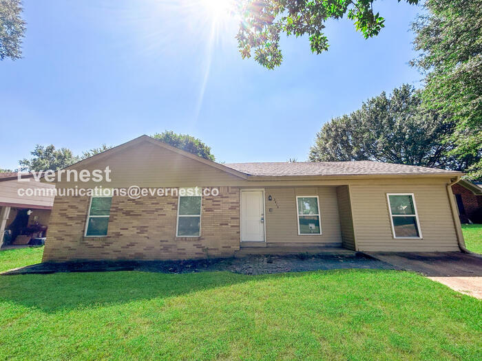 Foto principal - 3415 Castle Dr