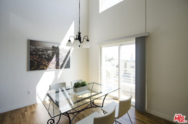 Foto del edificio - 546 N Oxford Ave