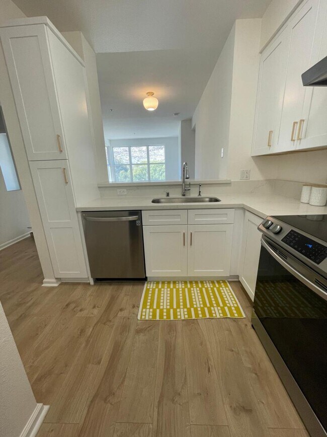Gorgeous remodeled kitchen - 1 Crescent Way