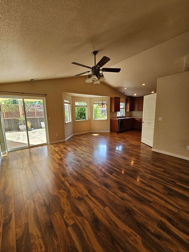 Foto del edificio - Beautiful Home near Schools and a Large Park!