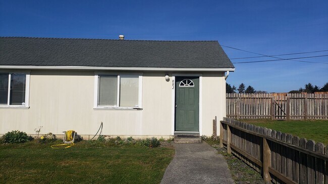 Foto del edificio - Charming 2-Bedroom Apartment Near the Hammond Trail – McKinleyville, CA