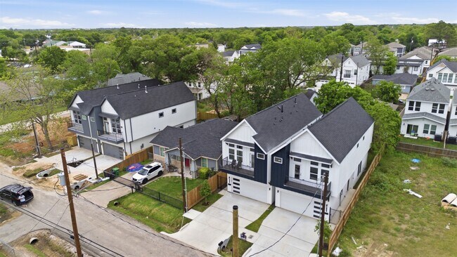 Building Photo - 6815 Paris St