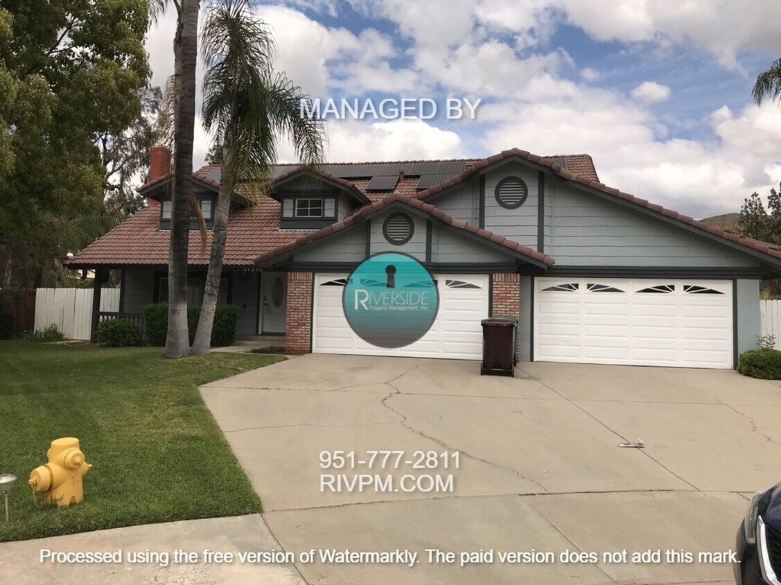 Foto principal - Spacious 4 Bed, 3 Bath Pool Home With Sunn...