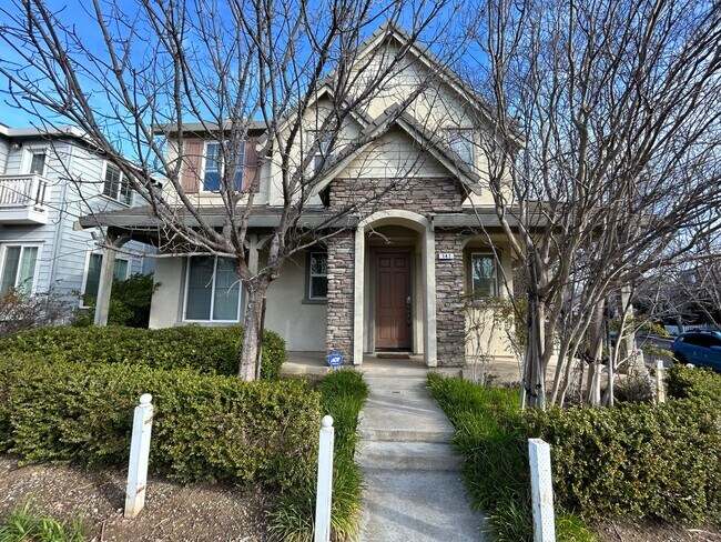 Building Photo - Beautiful 4 Bedroom, 3 Bath Mountain House...