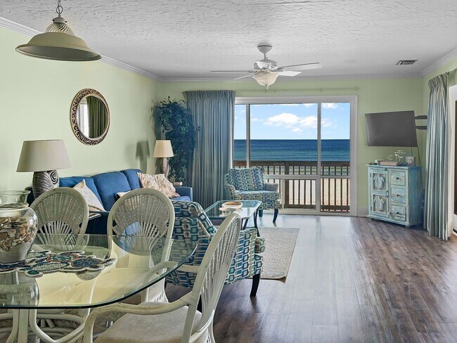 Foto del edificio - Amazing 3-Bed Condo with HUGE porch on the...