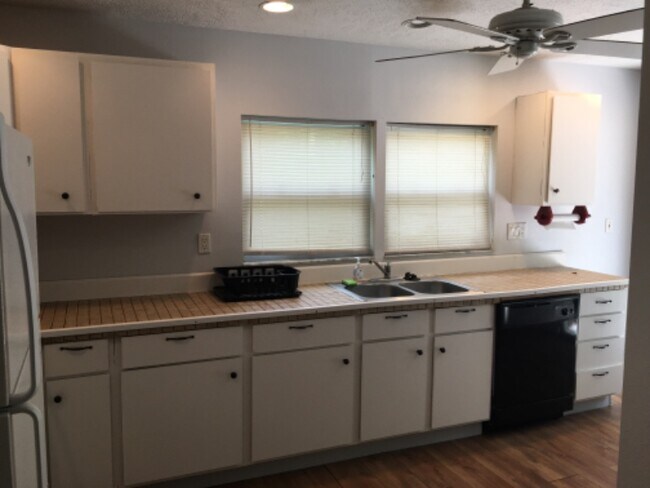 Building Photo - 15177 Oak Ln