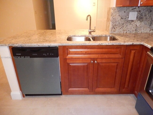 Foto del edificio - 3017 N Oakland Forest Dr