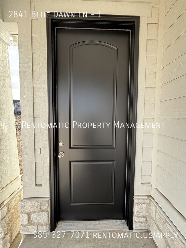 Foto del edificio - 2841 Blue Dawn Ln