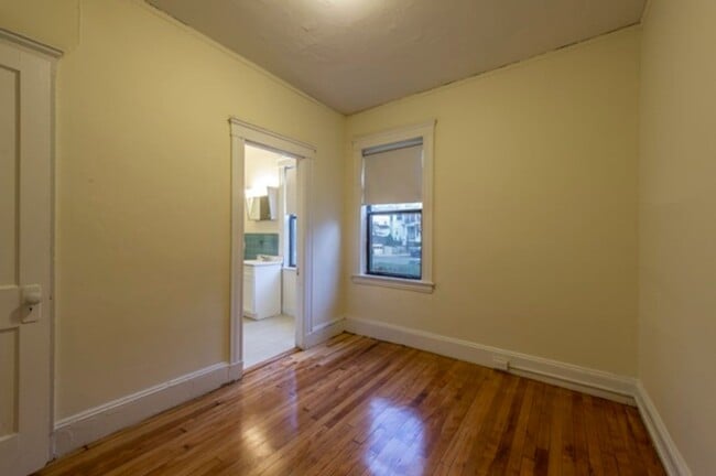 Building Photo - Coolidge Corner Studio – 650 Sq Ft – W/D in Unit – No Fee – 9/1