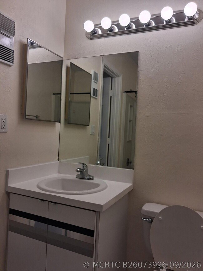 Foto del edificio - 2401 Riverside Dr