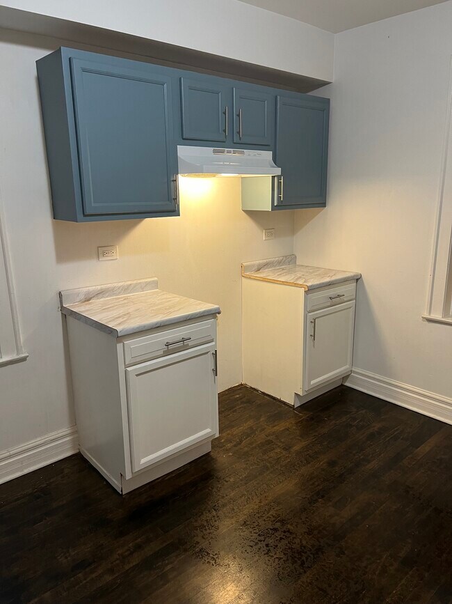Kitchen - 4872 W Homer St