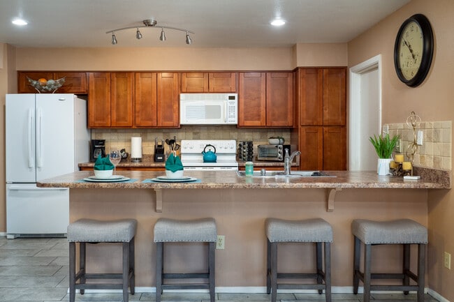 Building Photo - 514 E Hermosa Dr