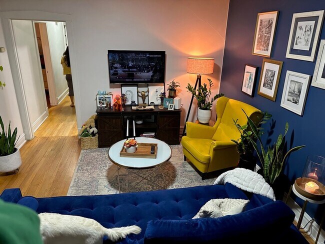 Living room picture #2 - 4911 S Keeler Ave