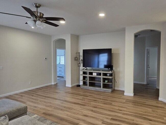 Building Photo - 3 Bedroom Single Family Home in Avondale
