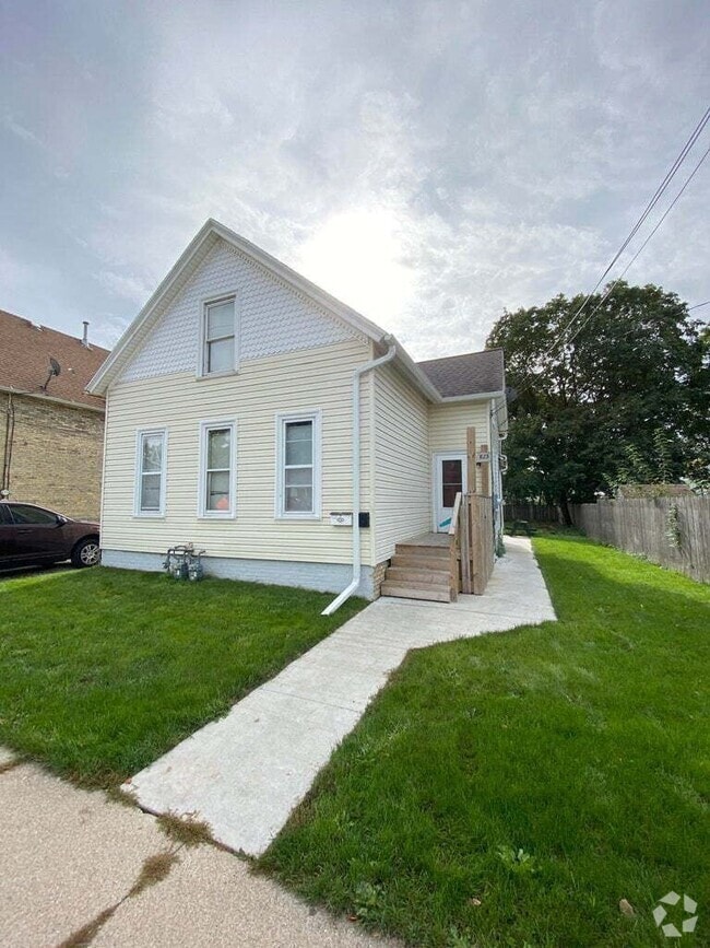 Building Photo - 823 Yout St