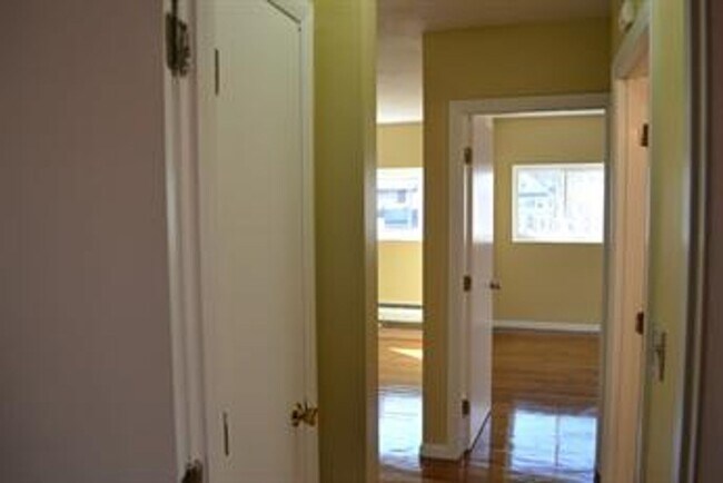 Building Photo - Close to everything West Roxbury offers! Bright 2-bedroom condo for rent!