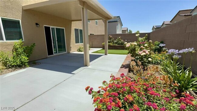Foto del edificio - 7497 Blue Lotus Ave
