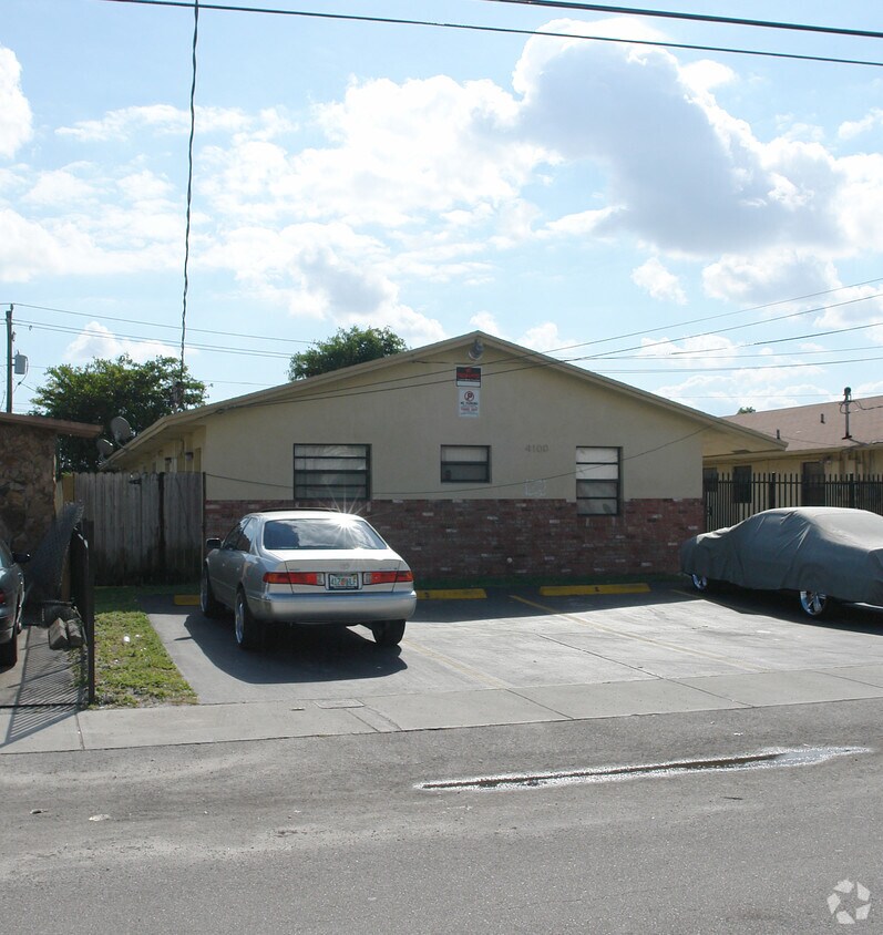 Building Photo - 4000-4030 SW 19th St