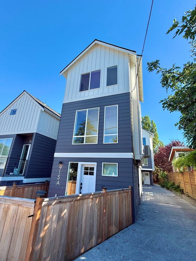 Building Photo - 915 N 98th St