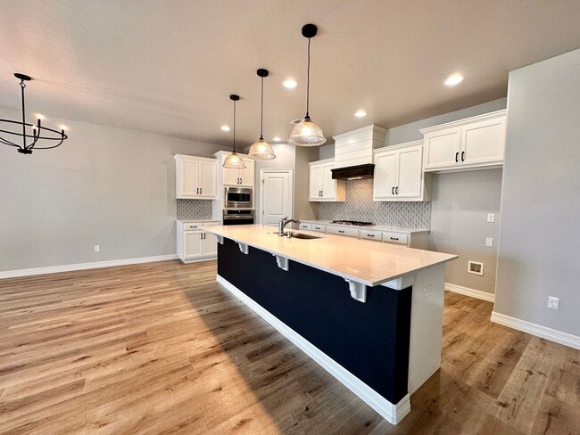 Foto del edificio - Spacious 3-Bedroom Home with Large Pool in...
