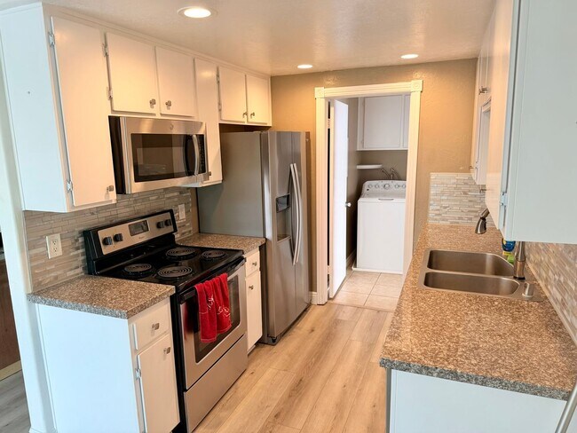 Foto del edificio - Updated 2 Bedroom Home with Garage & Community Amenities