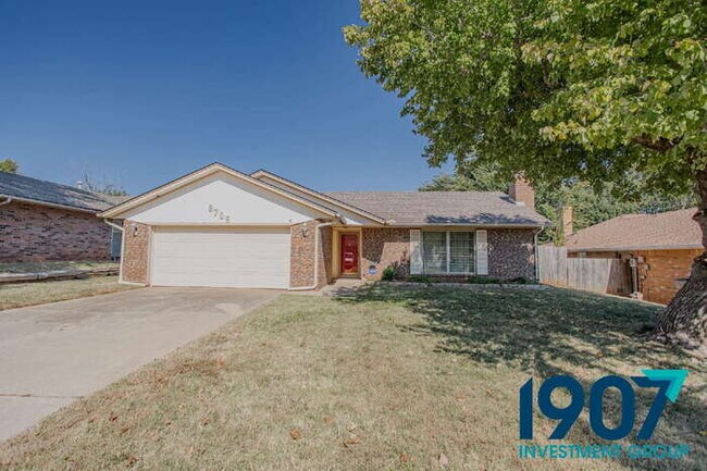 Foto del edificio - Charming Brick Home with Large Backyard in OKC! - Move In Now & Get 50% Off Your First Month's Rent!
