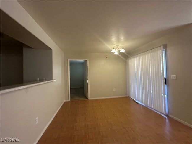 Foto del edificio - 555 E Silverado Ranch Blvd