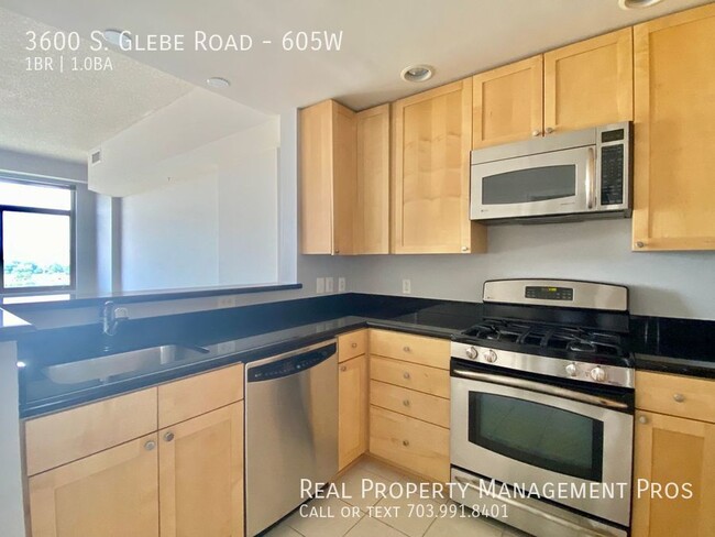 Building Photo - Sundrenched Arlington Condo at the Popular...