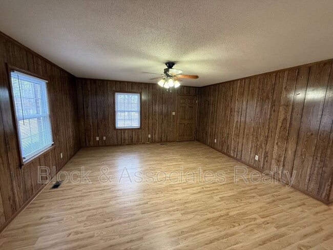 Building Photo - 161 Cresent Dr