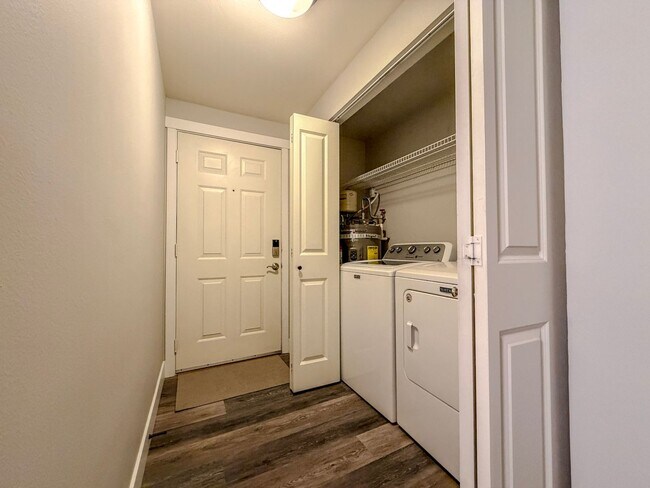 Foto del edificio - Gorgeous 2bd/2bth Lower Queen Anne Condo, $2,800/mo.