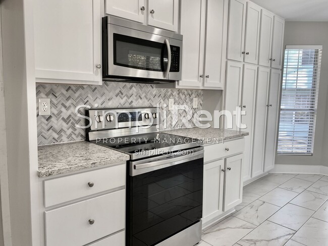 Building Photo - FULLY RENOVATED! 3 Bdrm / 2 Bath Home - Av...