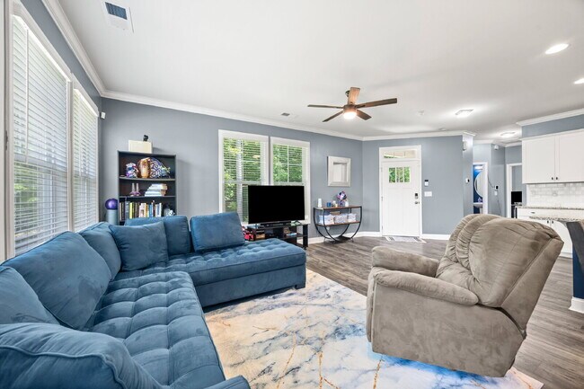 Foto del edificio - Beautiful Lake Wylie Home with Spacious Layout, Office Space & Incredible Community Amenities!