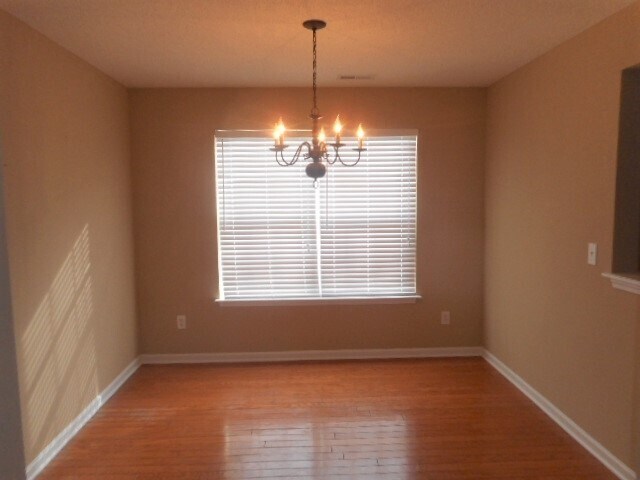 Building Photo - 806 Farm View Drive